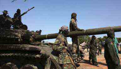 Soldiers from the South Sudanese army (SPLA) on guard in Bentiu, the capital of South Sudan’s Unity state on 12 January 2014 (Photo: Reuters)