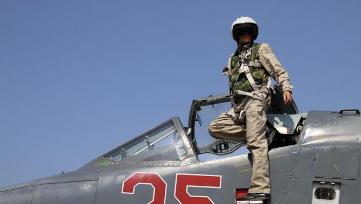 صورة تم التقاطها في 3 أكتوبر 2015 تظهر طيارا في الجيش الروسي في قمرة قيادة طائرة مقاتلة قاعدة جوية في سوريا (اسوشيتدبرس)