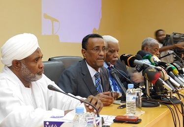 Sudanese presidential assistant Ibrahim Mahmoud (C), 7+7 mechanism member Fadl Shoaib (L) and Information Minister Ahmed Bilal Osman Thursday, October 8, 2015 (ST)