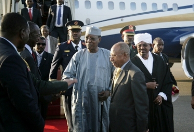 Chad's President Idriss Deby (L) with President Omer al-Bashir greets  Sudanese officials at Khartoum airport on Friday 9, 2015 (Photo SUNA)