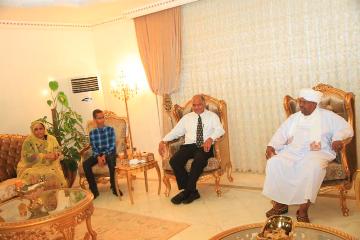 Sudanese President Omer Hassan al-Bashir (R) meeting at his Khartoum private residence with the father Mohamed al-Hassan (C), his son Ahmed Mohamed (L) October 14, 2015 (SUNA)