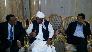 NUP leader al-Sadiq al-Mahdi (C) talking to Presidential Assistant Ibrahim Mahmoud Hamid (L) & NCP Political Sector Chief Mustafa Osman Ismail  (R) in a meeting held in Cairo on 6 October 2015 (ST Photo)
