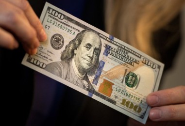 A view of a the new 2009 series 0 bill in Washington, on 4 October 2015  (Photo AFP/Brendan Smialowski)