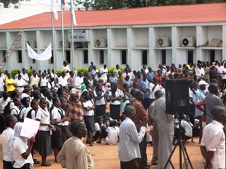 The demonstrators gather in Wau town October, 13, 2015 (ST)