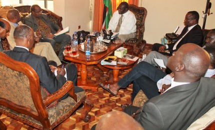 AU high-level representaive on South Sudan, former Malian President, Alpha Oumer Konera, meets South Sudan's armed opposition leader, Riek Machar Teny-Dhurgon, and accompanying officials, Addis Ababa, October 29, 2015 (ST Photo)