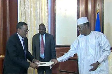 Sudanese presidential aide Ibrahim Mahmoud Hamid hands over a message to the Chadian President Idriss Deby on Wednesday 30 September 2015 (Photo Ashorooq TV)