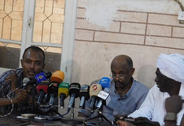 Leading members of the opposition alliance National Consensus Forces, from the right Sidiq Youssef, Mohamed Dia Eldin and Abu Bakr Youssef, speak in a press conference held in Khartoum on 12 October 2015 (ST Photo)