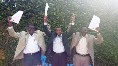 Sudan Liberation Movement Justice leader Taher Hajer (L), SLM Unity leader, Abdallah Yahia (C) and Abu Al Gasim Imam leader of SLM- 2edR after the alliance agreement in July, 2014 (ST)