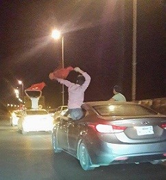 أتراك يحتفلون بفوز حزب العدالة والتنمية في شارع النيل بالخرطوم