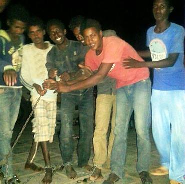 صورة وزعها المركز السوداني للخدمات الصحفية لإريتريين حررهم جهاز الأمن والمخابرات من تجار البشر