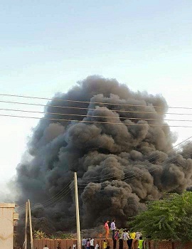 الحريق تسبب في سحابة دخان كثيف - صورة ن مواقع التواصل الاجتماعي-