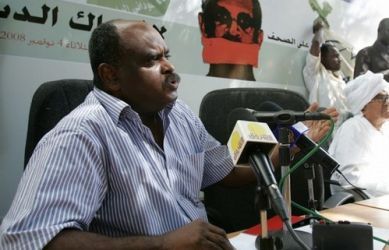 الشفيع خضر في صورة تعود لـ 4 نوفمبر 2008 يخاطب ندوة نظمها الصحفيين السودانيين للمطالبة بقانون يكفل حرية التعبير والصحافة (صورة الفرنسية خاص بتربيون)