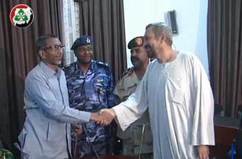 Ukrainian pilot shaking hands with West Darfur governor Khalil Abdullah (Ashorooq TV)