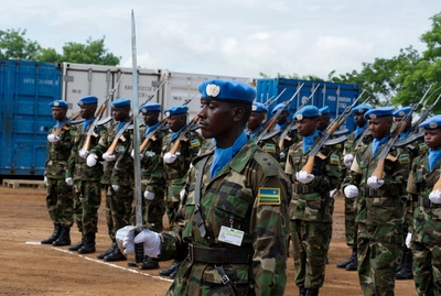 An honour guard of Rwandan peacekeepers welcomes the Secretary-General at the UNMISS Tomping Base, Juba May 6, 2014 (Photo UN)