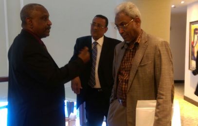 SPLM-N Yasir Arman (L) in a private discussion on the contentious issues with government chief negotiators Amin Hassan Omer (R) and Ibrahim Mahmoud Hamid at the venue of the talks in Addis Ababa,on  November 22, 2015 (ST Photo)