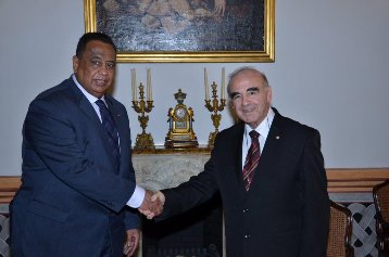 Sudanese foreign minister Ibrahim Ghandour (L) shaking hands with  Malta’s foreign minister George William Vella November 11, 2015 (Malta MFA)