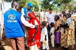 IOM and partners help Jamam camp residents board buses to Kaya (photo credit: IOM)