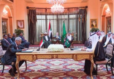 King Salman bin Abdulaziz and President Bashir witness the signing of bilateral financial agreements in Riyadh on 3 Nov 2015 (Photo SPA)