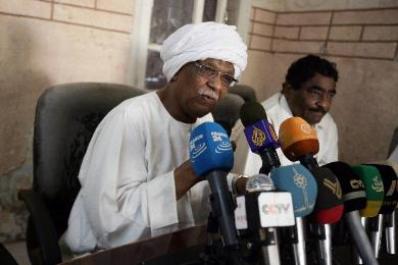 Sudanese Communist Party chief Mohamed Mokhtar al-Khatib  (L) and the leader of Sudanese Congress Party Ibrahim al-Sheikh speak in a press conference held in Khartoum on November 9, 2015 (Photo AFP/Ebrahim Hamid)
