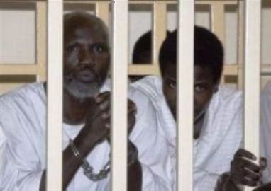 إثنان من أعضاء حركات دارفور المسلحة ينتظران بداية جلسة محكمة في أمدرمان في 20 أغسطس 2008 (صورة إرشيفية من الفرنسية)