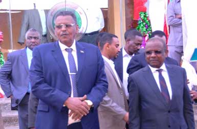 مدير جهاز الأمن والنائب الأول للرئيس في افتتاح مقر الأمن الإقتصادي بالخرطوم ـ الأربعاء 23 ديسمبر 2015 