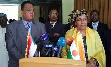 Nigerien foreign minister Aisha Bolama (R) and her Sudanese counterpart Ibrahim Ghandour (L) in Khartoum December 23, 2015 (ST)