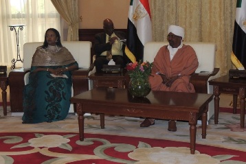 Sudanese president Omer Hassan al-Bashir (r) and Kenya foreign minister Amina Mohamed (l) in Khartoum December 21, 2015 (Kenya FM)