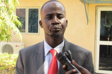 Jonglei Secretary general, Mawut Achiek Guarak, speaking at Bor secretariat after his meeting with the DGs on Tuesday, December 29, 2015 (ST Photo)