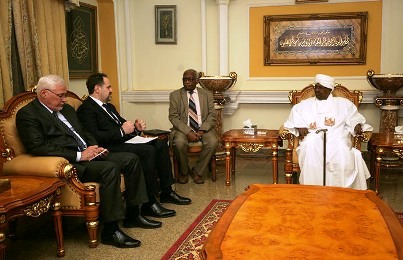 Sudanese President Omer al-Bashir receives Russian Minister of Natural Resources and head of the visiting Russian delegation Sergey Donskoy on 22 December 2015 (SUNA Photo)