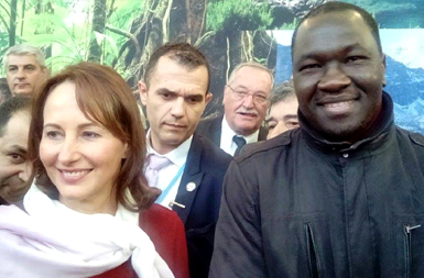 نائب ممثل الحركة الشعبية في فرنسا مع وزيرة البيئة الفرنسية سيغولين رويال في ضاحية لوبورجيه الباريسية ـ الثلاثاء 8 ديسمبر 2015 (سودان تربيون)