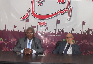 المحامي نبيل أديب يمين،ورئيس تحرير(التيار) عثمان ميرغني في مؤتمر صحفي الأربعاء 16 ديسمبر 2015، صورة لـ (سودان تربيون)