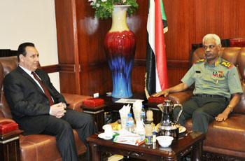 وزير الدفاع السوداني ومدير المخايرات المصري يجتمعان بالخرطوم 7 يناير 2016 (سونا)