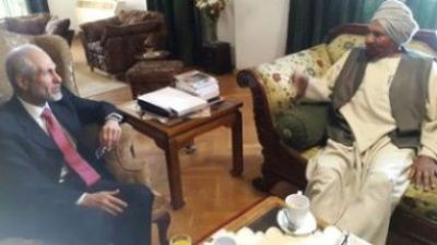 National Umma Party (NUP) leader Sadiq al-Mahdi (R) meets with chairman of Reform Now Movement(RNM) Ghazi Salah Eddin Attabani, in Cairo on Wednesday January 6, 2016 (Courtesy photo by NUP)