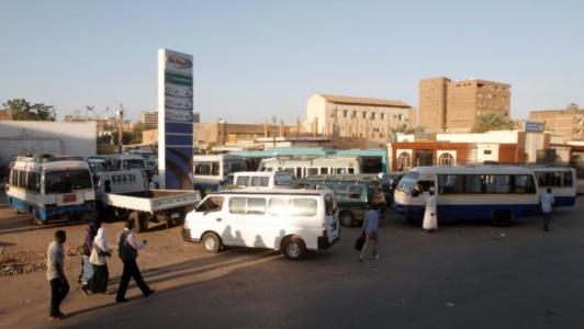 Drivers queue up in their vans for fuel at a gas station in the Sudanese capital Khartoum on December 21, 2013 (Photo AFP /Ashraf Shazly)
