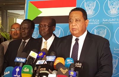 Sudanese foreign minister Ibrahim Ghandour (R) and his South Sudanese counterpart Barnaba Marial Benjamin (C) speak in a joint press conference in Khartoum on 3 January 2016 (ST Photo)