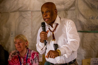 Joint Monitoring and Evaluation Commission (JMEC) Chairperson Festus Mogae meets with community leaders and civil society groups during a visit to Bentinu on January 14, 2016  (UNMISS Photo)