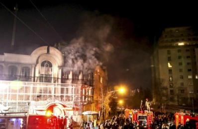 Flames and smoke rise from Saudi Arabia's embassy during a demonstration in Tehran January 2, 2016. (Photo Reuters)