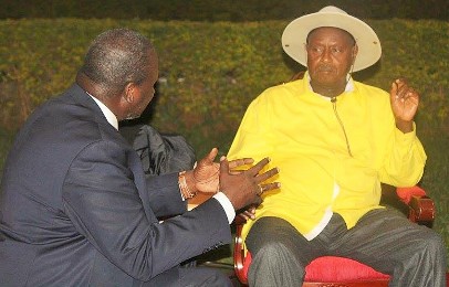 Ugandan President Yoweri Museveni (L) listens to SPLM-IO Chairman Riek Machar in a meeting held in Masindi town, on January 25, 2016 (courtesy photo of SPLM-IO)