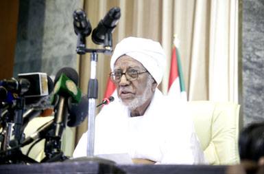 ابراهيم أحمد عمر  يخاطب الجلسة الاجرائية  للبرلمان الاثنين 1 يونيو2015 (سودان تربيون)