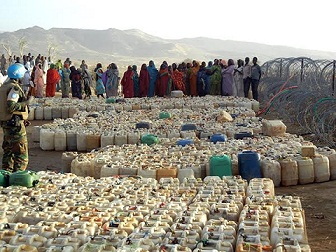 نازحون جدد في انتظار توزيع المياه بالقرب من موقع (يوناميد) في سورتوني، شمال دارفور..صورة من 