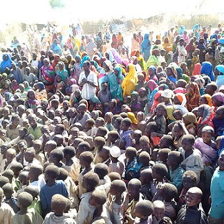 تزايد لافت لاعداد النازحين حول مقر بعثة حفظ السلام في سورتوني، بشمال دارفور.. صورة من (يوناميد)