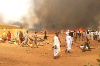 حريق في أبو كارنكا بشرق دارفور ـ الأربعاء 23 مارس 2016 (صورة لسودان تربيون)