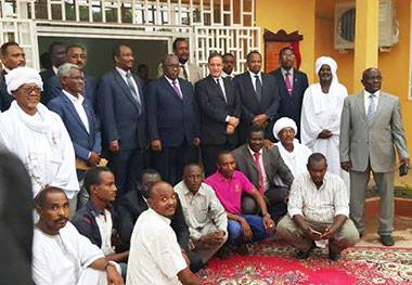 حسبو يتوسط صورة تذكارية بمناسبة افتتاح مبنى السفارة السودانية في بانقي ـ الخميس 31 مارس 2016