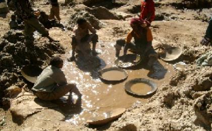 Ethiopian gold miniers (Photo Ethiopian Ministry of Mining)
