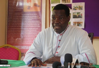 Head of faith-based council Bishop Edward Hoboro speaks to the press in Yambio on March 30, 2016 (ST Photo)