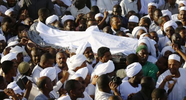 Mourners carry the body of Veteran Sudan Islamist opposition leader Hassan al-Turabi during his funeral on March 6, 2016 in the capital Khartoum. (Photo AFP/ASHRAF SHAZLI)