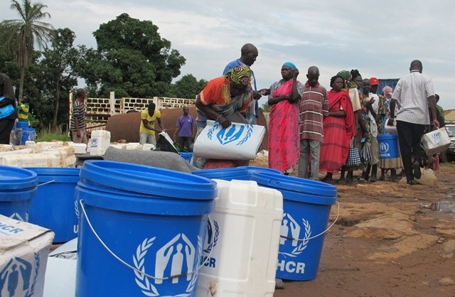Non-food items distributing to IDPS by the UNHCR workers in Maridi on 4 March 2016 (ST Photo)