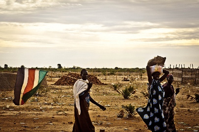 Women from a cattle camp walk near Gogrial (Photo Tim Freccia/Enough Project)