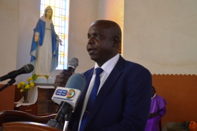 Yei state Governor Moses Lokonga speaking at Christ the King Church, March 6, 2016 (ST)