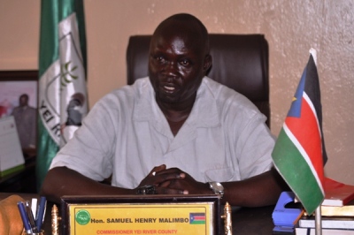 Yei River County commissioner Samuel Henry speaking to the press on March 13, 2016 (ST)